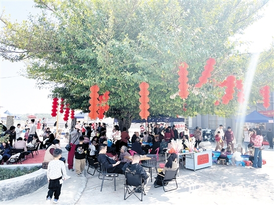 歇马江畔集市游人如织。