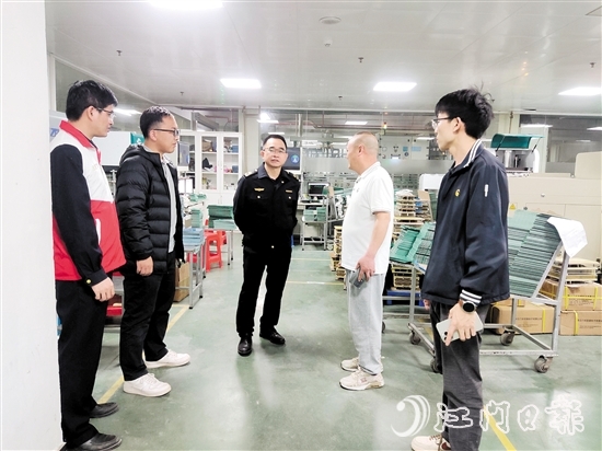 恩平市应急管理局工作人员到企业开展“平安夜访”。
