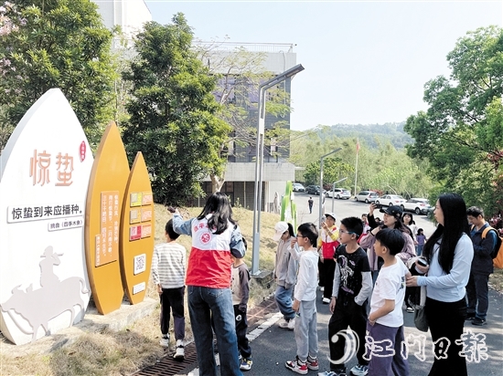 同学们通过图文了解节气知识。