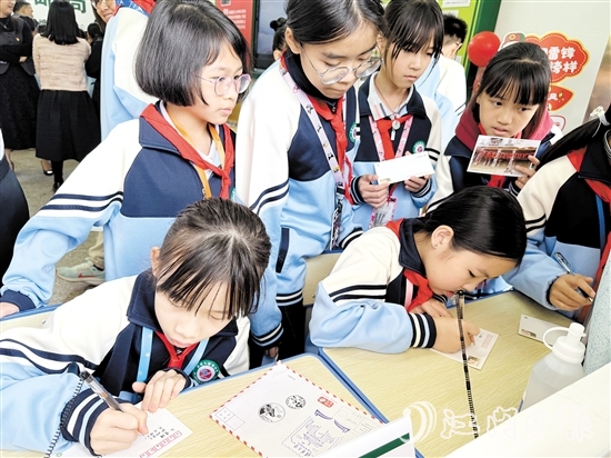 学生们在明信片上写上对好友、父母、老师想说的话。