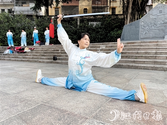 岑优嫦现场展示太极技艺，轻松完成一字马动作。