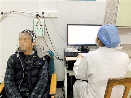 医生为患者进行长程视频脑电图检测。 医生为患者进行长程视频脑电图检测。