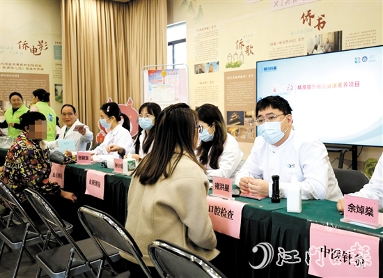 专家团队耐心解答居民的健康疑问。