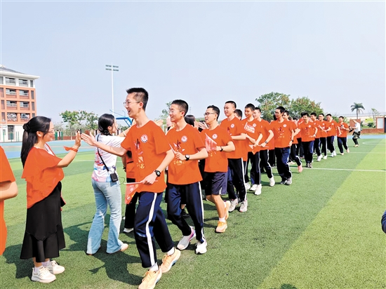江门市第一中学景贤学校人才岛校区九年级学生们跟老师们击掌鼓劲。