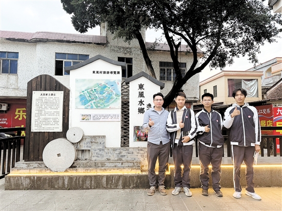 黄华俊与学生走出校门探寻侨乡文化。