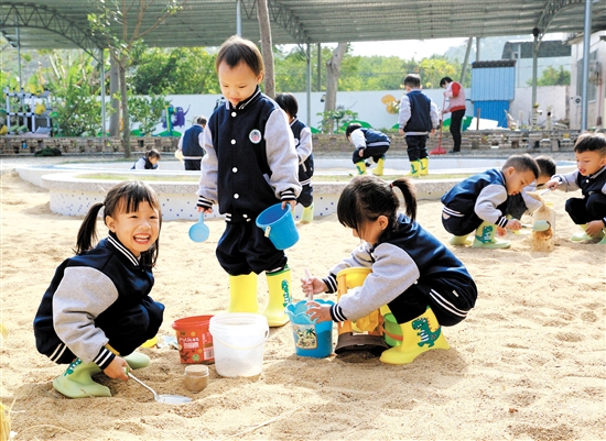 苍城镇中心幼儿园的孩子们在改造后的沙水区探索自然。
