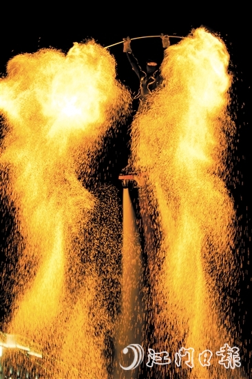 “水上飞人”与火壶表演结合,带来别样视觉享受。 “水上飞人”与火壶表演结合,带来别样视觉享受。