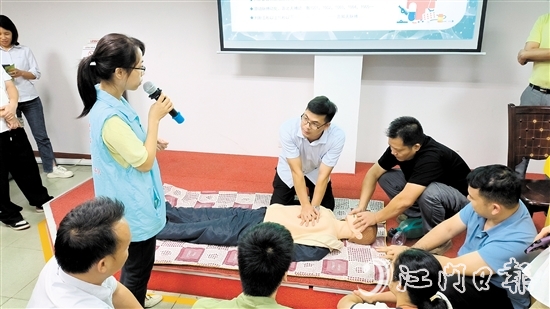 桃源分院把应急救助技能培训“搬进”企业,提升企业职工自救互救能力。 桃源分院把应急救助技能培训“搬进”企业,提升企业职工自救互救能力。