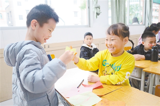 学生在“小小候鸟修炼营”学习折纸。