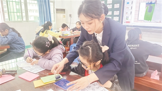 教师手把手教学生学习版画。