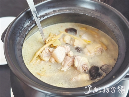 三合煮鸡酒是台山的一道传统名菜。 三合煮鸡酒是台山的一道传统名菜。