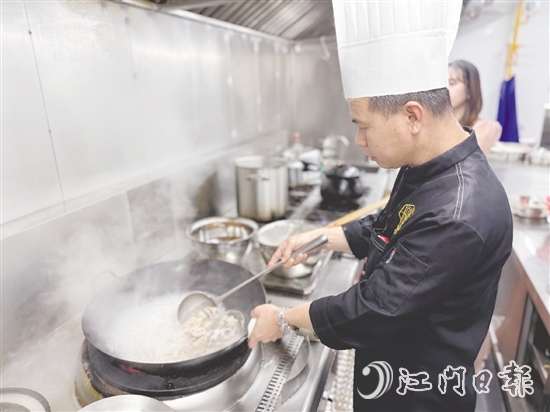 厨师严格精选原材料,确保每一道菜品都是选用新鲜地道的食材。 厨师严格精选原材料,确保每一道菜品都是选用新鲜地道的食材。