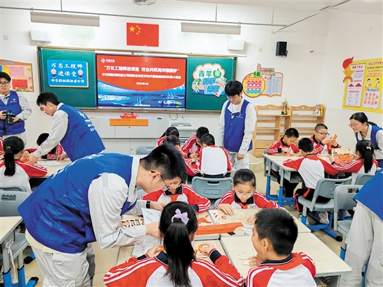 “青苹果科学讲堂”携中交四航局船舶工程师进课堂，受到同学们的热捧。