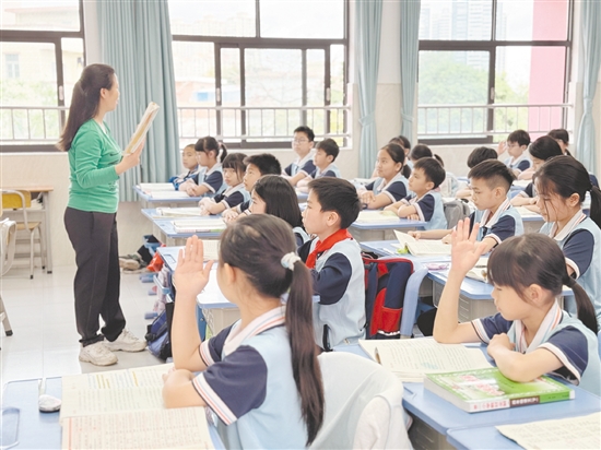 崭新且先进的教学设施，为学子们提供了一个优美宁静的学习天地。