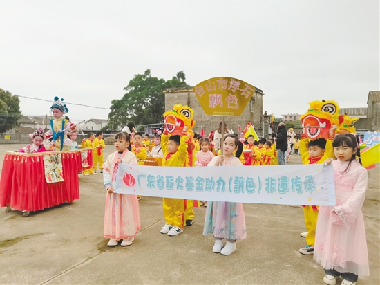孩子们身着传统服饰，扮演各种经典故事角色，自信展现自我。