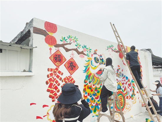 迳口村邀请艺术团队在墙上绘画,推动村容村貌提升。 迳口村邀请艺术团队在墙上绘画,推动村容村貌提升。