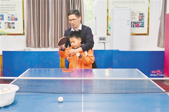 桃源小学乒乓球队队员在教练的指导下，认真进行发球与接发球、正反手拉球等技术练习。