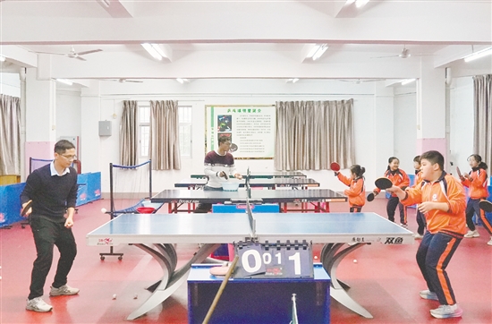 桃源小学将乒乓球运动融入学生校园生活的方方面面，推动学校“一校一品”建设，让乒乓球文化在校园中处处体现。