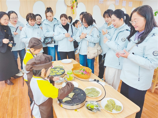 联合调研组实地考察各园的办园理念、环境创设、课程特色及师资队伍建设情况。