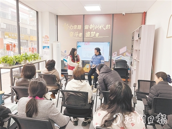 在“蓬友+”海逸城邦站，篁庄社区邀请环卫工人等不同职业群体代表分享家风故事。