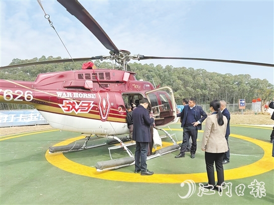 游客在恩平泉林飞行主题馆乘坐观光直升机。