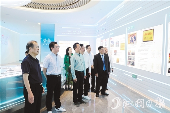 梁焕平（左一）组织商会会员回乡，乡亲参观考察恩平市麦克风代表企业。
