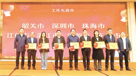 江门市第三人民医院党委书记梁先锋（左四）代表领奖。