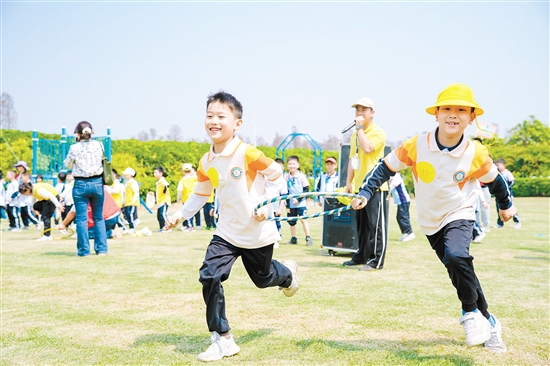 学生在长廊生态园开展研学活动。