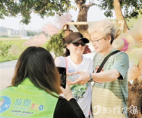 港澳游客来到台山乡村旅游，并合影留念。