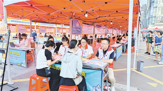 开平市仲裁联合执法大队开展劳动法律法规宣传。