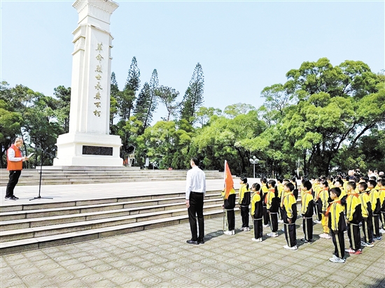 “丰碑下的思政课”在新会黄云山革命烈士纪念碑前开课了，同学们通过“实景课堂”忆峥嵘岁月，缅怀革命先烈。