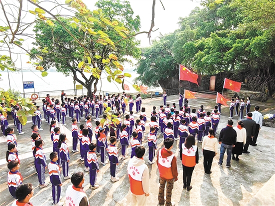 退役军人、党员、团员代表以及特沙小学师生代表列队整齐，向着国旗、向着烈士碑行注目礼。