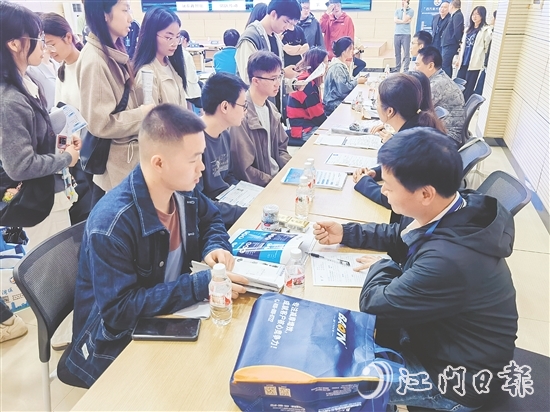 双选会现场气氛热烈，学子们积极与企业代表沟通交流。