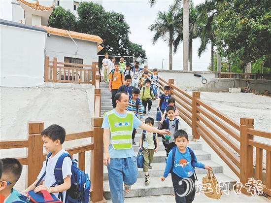 “上学路”保障学生平安上学、放学。