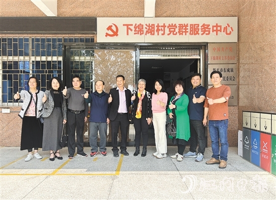 唐仲喜(右五)和儿子(右六)回到丈夫的家乡东成镇祭祖、探亲。 唐仲喜(右五)和儿子(右六)回到丈夫的家乡东成镇祭祖、探亲。