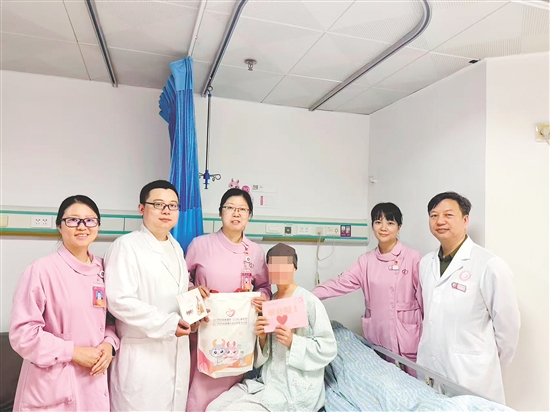 结束了最后一次化疗，李女士收到了粉红色的“抗癌毕业证书”。
