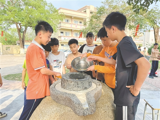 把传统工具搬入校园，让学生通过亲身实践感受先辈的劳动智慧，在劳动中感知生活的气息。