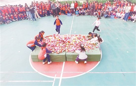 学生们奋力“抢”零食，欢呼声响彻校园。