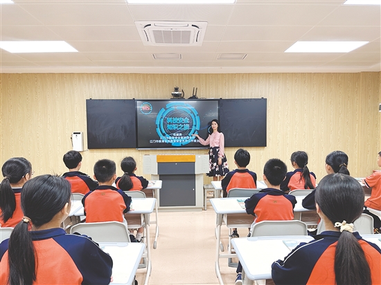 伍顺燕为学生们讲授科技安全课。