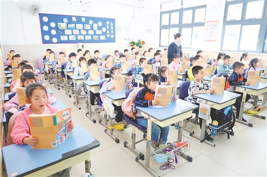 班主任应通过巧妙的座位安排，为孩子们营造良好的班级环境。