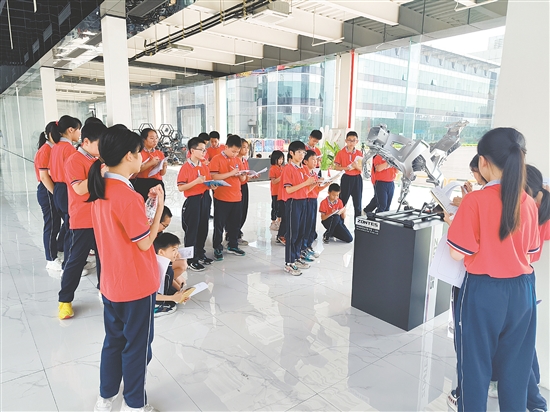 学生们走进企业，近距离感受智能工业的魅力。