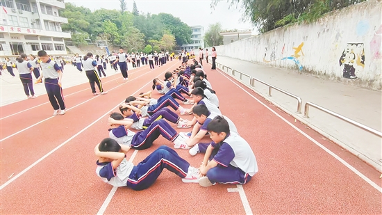水口镇龙塘小学学生正在进行“仰卧起坐挑战赛”。