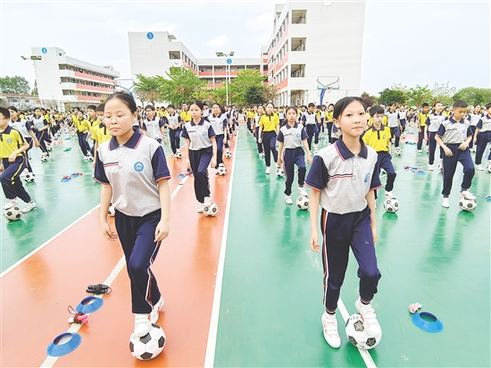 水口镇第三小学的“足球马克操”将球技展示与韵律结合，学生运球、转身动作精准如教科书