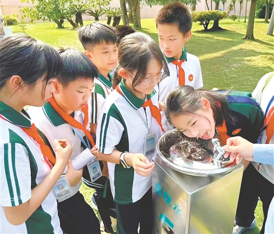 学生们轮流品尝经过深度处理的直饮水，纷纷点赞“有点甜”。