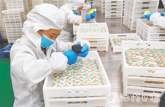 工人在饼干上装裱卡通图案。
