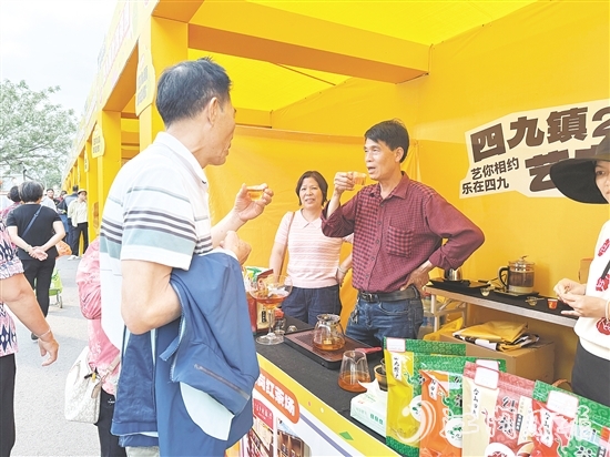 本地企业携特色产品亮相嘉年华。