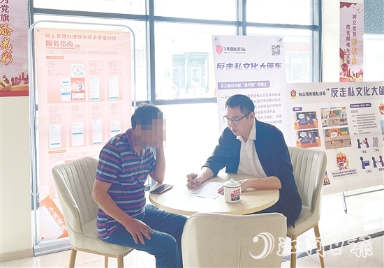 在调解过程中，江磊泉（右）为群众普法。