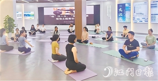 学员们进行静坐冥想与呼吸调整，进入放松状态。