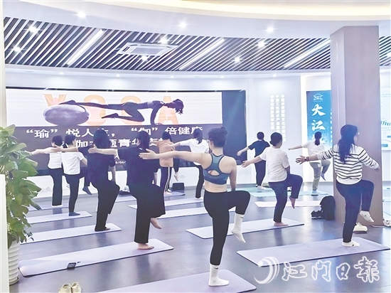 学员们跟随导师练习，在体式转换中体会力量与柔韧的平衡。