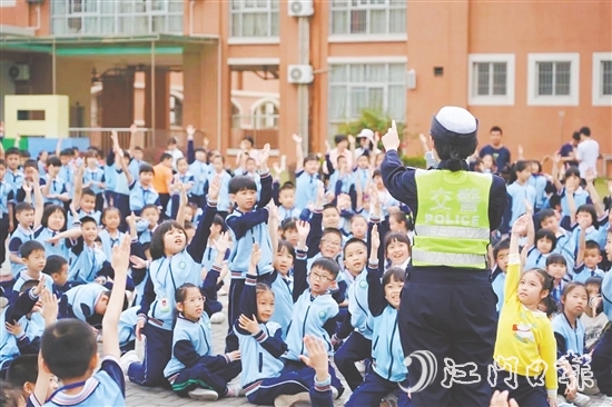学生们踊跃参与互动问答。